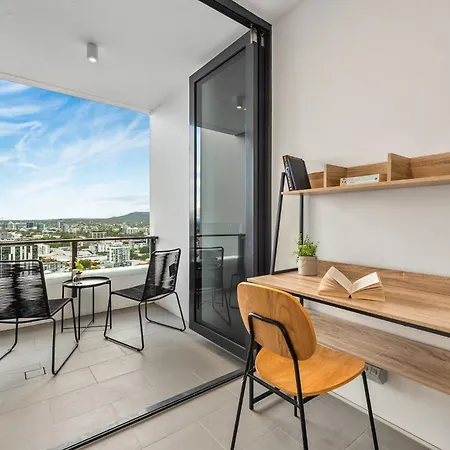 Mountain & Sunset Views With King Bed, Pool, Gym Apartment