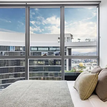 Iconic Queens Wharf 3.5br Pool And Riverside Apartment