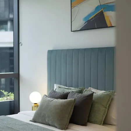 Iconic Queens Wharf 3.5br Pool And Riverside Apartment