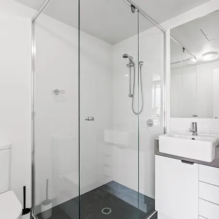 Chic 1 Bed Inner-city Retreat With Pool And Views