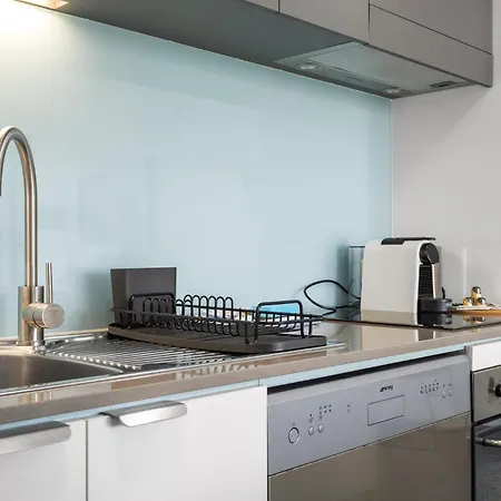 Chic 1 Bed Inner-city Retreat With Pool And Views