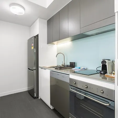 Chic 1 Bed Inner-city Retreat With Pool And Views Apartment