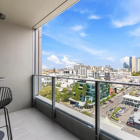 Chic 1 Bed Inner-city Retreat With Pool And Views Apartment *