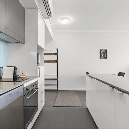 Chic 1 Bed Inner-city Retreat With Pool And Views Apartment