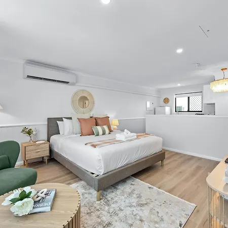 Stylish With Pool - 200m From Main Hub Apartment *