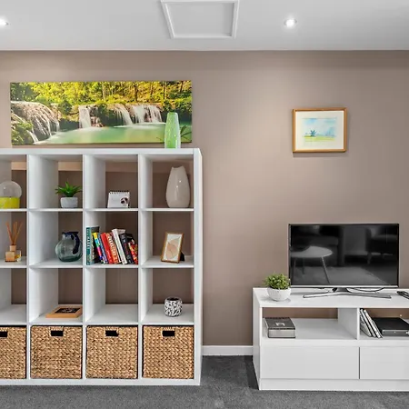 Spacious 2br Close To Uq, Shops With 2parking & Pool Apartment