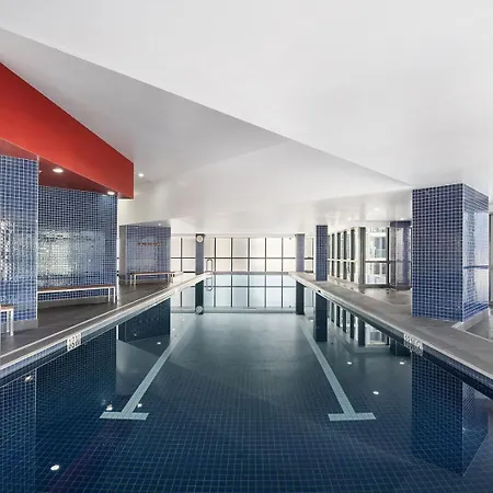 Altitude 2br - Stunning Views, Pool & Parking Apartment *