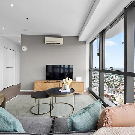 Altitude 2br - Stunning Views, Pool & Parking Apartment