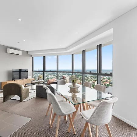 Apartment Altitude 2br - Stunning Views, Pool & Parking *