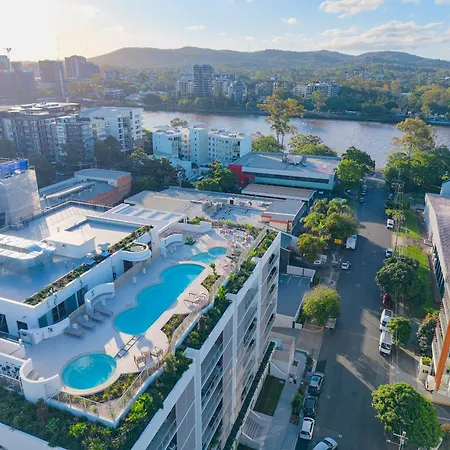 Riverside 2br With Amazing Rooftop Pool & Parking