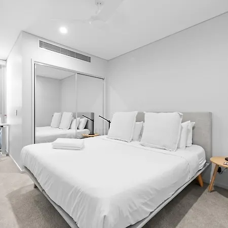 Riverside 2br With Amazing Rooftop Pool & Parking
