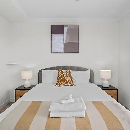 Apartment Cbd Near Stadium With & River Views!