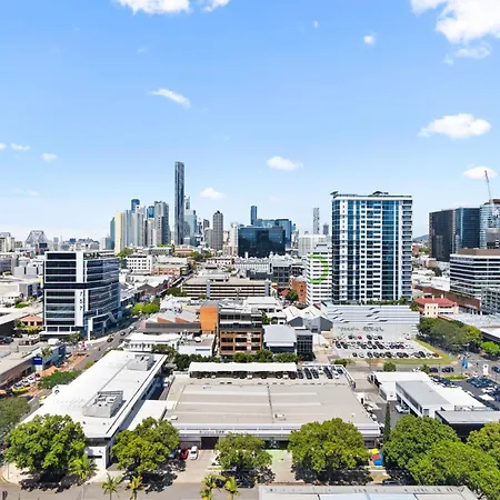Elegant 2-bed With Rooftop Dining & Fabulous Views