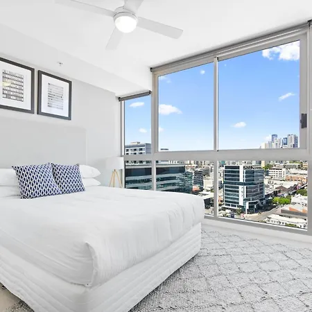 Elegant 2-bed With Rooftop Dining & Fabulous Views