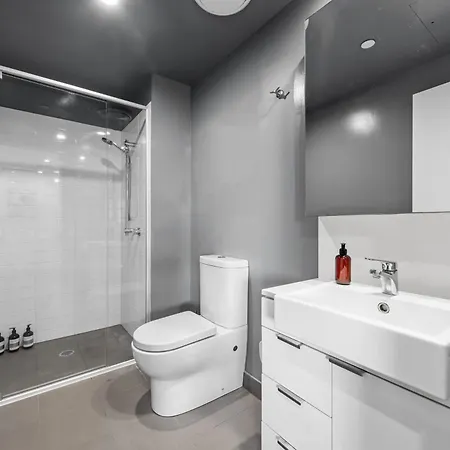 Close To Hospital With Pool And Car Park! Apartment