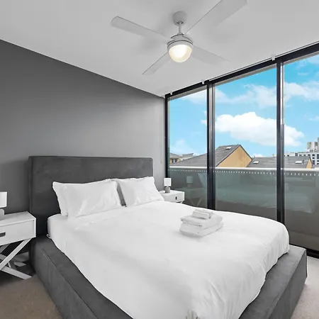 Apartment Close To Hospital With Pool And Car Park!