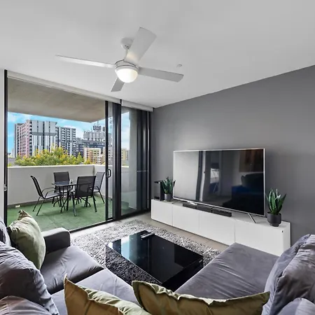 Apartment Close To Hospital With Pool And Car Park! *