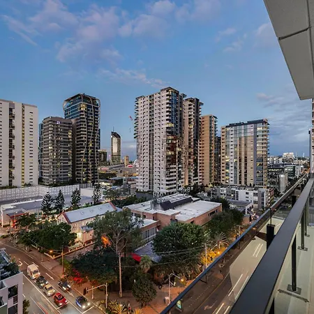 Apartment View With Balcony, King Bed And Rooftop Brisbane