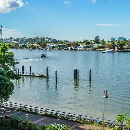 Riverfront Woolstore With Car Park, Pool And Ac * Brisbane