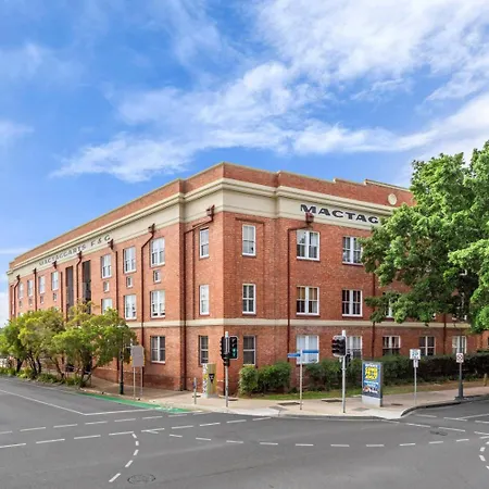 Riverfront Woolstore With Car Park, Pool And Ac Apartment *