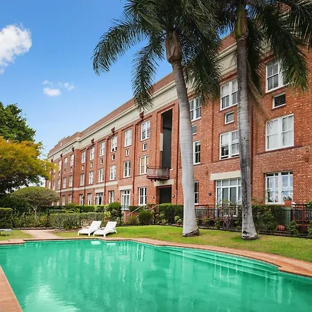 Riverfront Woolstore With Car Park, Pool And Ac * Brisbane