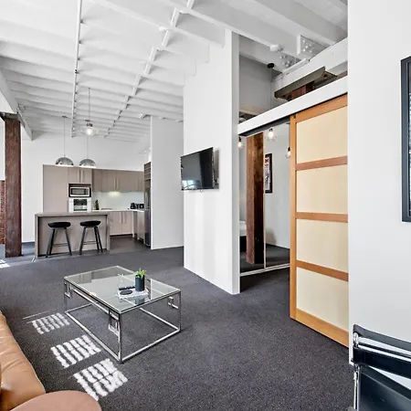 Riverfront Woolstore With Car Park, Pool And Ac Apartment