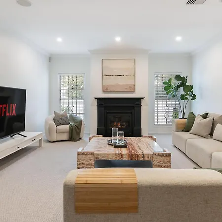 Maison Marie: Cinebar Getaway 4 Bedrooms 2.5 Baths *