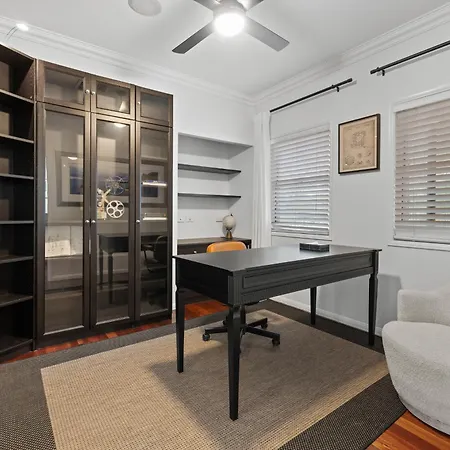 Maison Marie: Cinebar Getaway 4 Bedrooms 2.5 Baths Brisbane