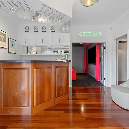 Maison Marie: Cinebar Getaway 4 Bedrooms 2.5 Baths Holiday home *