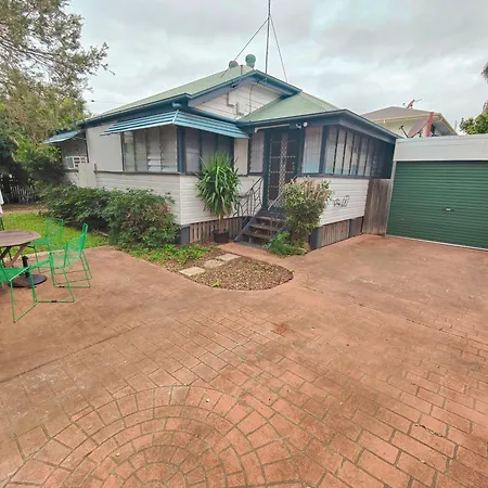 West Avenue Hideaway In Wynnum - 1 Bed And 1 Bath *