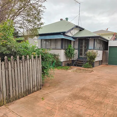 West Avenue Hideaway In Wynnum - 1 Bed And 1 Bath Apartment *