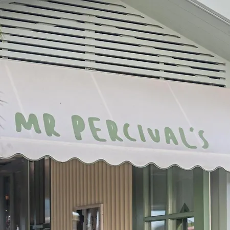 Stylish With Bbq Pool & Gym Brisbane