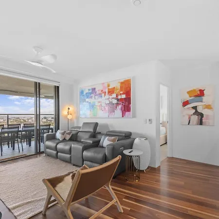 Stylish With Bbq Pool & Gym Brisbane