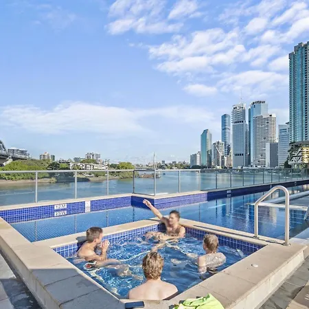 Stylish With Bbq Pool & Gym Brisbane