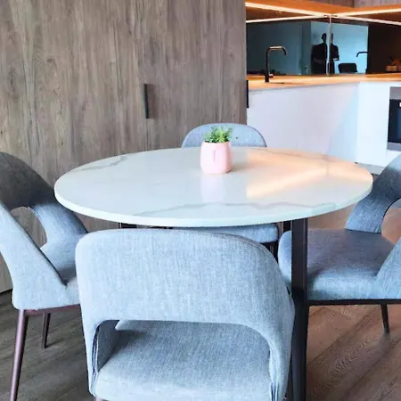 Apartment Comfy 1 Bedroom With Wifi And Parking