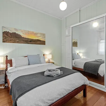 Comfy Character Qld'r ~ 3bed Self-contained-upstairs House W/parking ~ Woolloongabba Brisbane