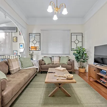 Holiday home Comfy Character Qld'r ~ 3bed Self-contained-upstairs House W/parking ~ Woolloongabba *