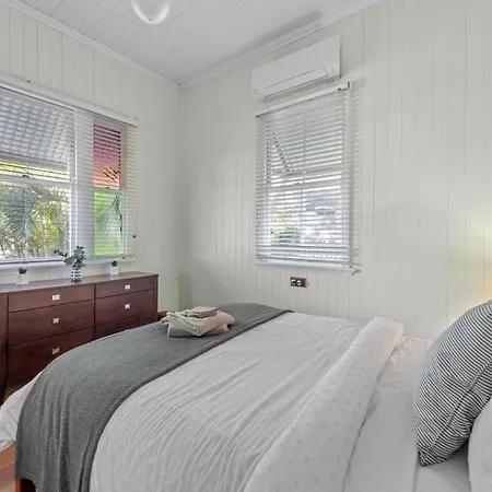 Holiday home Comfy Character Qld'r ~ 3bed Self-contained-upstairs House W/parking ~ Woolloongabba *
