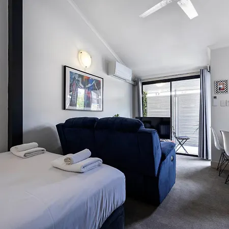 Stylish New Farm Near Cafes & River *