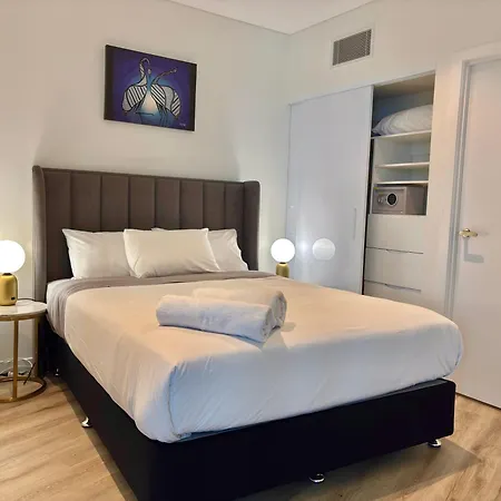 Brisbane's Highest Rated 3 Bedroom Luxury -61st Floor- Incredible Views In Skytower, Brisbane's Tallest Building -complimentary Wifi, Drinks, Snacks & Streaming Access *