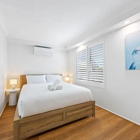 Stylish 4-bed Townhouse With Panoramic Ocean Views Holiday home Brisbane