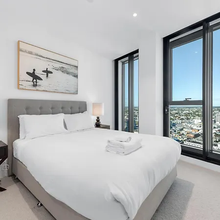 Huge Sub-penthouse With Stunning Views, Pool Parking Brisbane