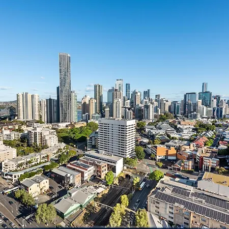 Huge Sub-penthouse With Stunning Views, Pool Parking *