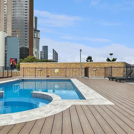 1-bed Urban Getaway Near The River *
