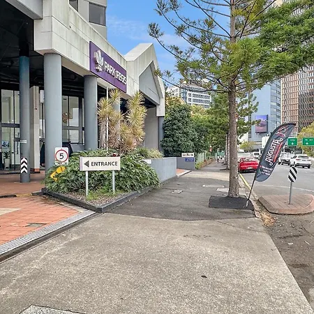 1-bed Urban Getaway Near The River Apartment *