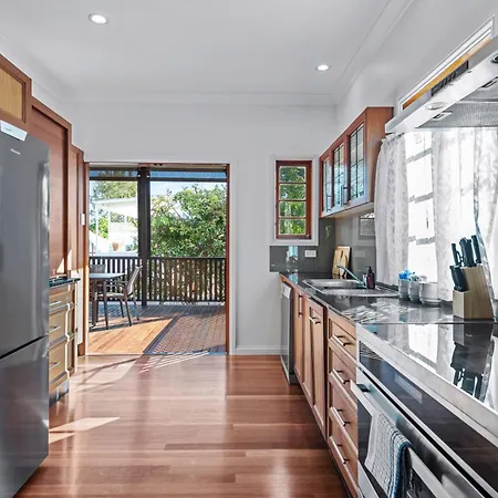 Gargoyle House - Spacious West End With Yard Apartment *