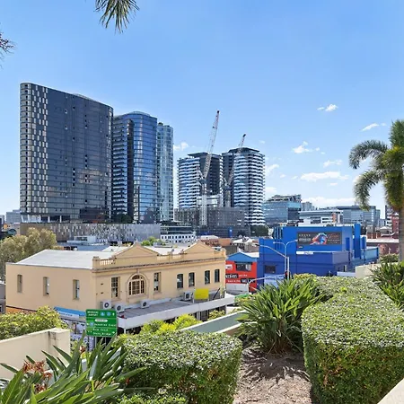 Inner-city 1-bed With Pool & Apartment