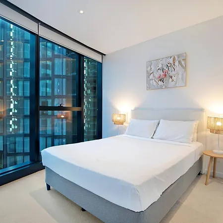 Skytower Sojourn - Urban Comfort By River Apartment *