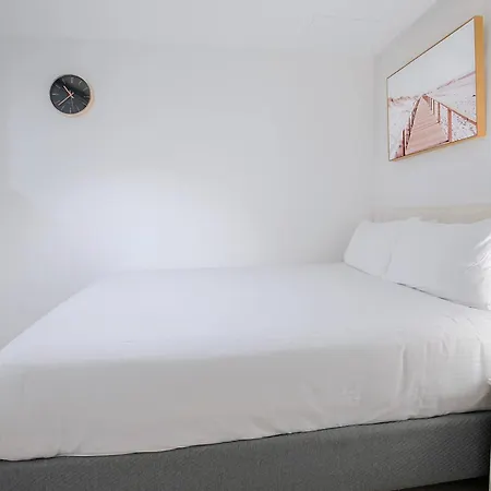Skytower Sojourn - Urban Comfort By River Apartment