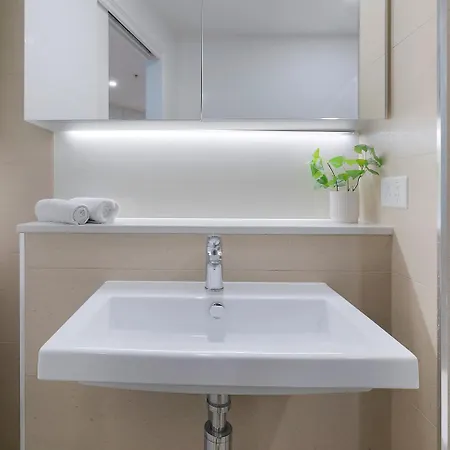 Skytower Sojourn - Urban Comfort By River Apartment *